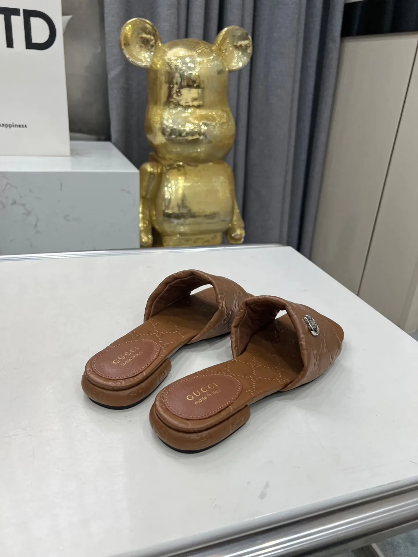 👟👟Ex-factory price 440👟👟 Gucci Double G slippers, a fashionable, high-end and full of personality✅ Very stable, comfortable and durable, convenient and unique for daily matching, a must-have classic for summer, the upper is made of GUCCI 3D embossed, genuine leather outsole Fabric: cowhide Lining/foot pad: sheepskin Color: black, white, brown, burgundy Code number: 35-42 (41 and 42 need to be customized) Packaging: Comes with cloth bag and card.